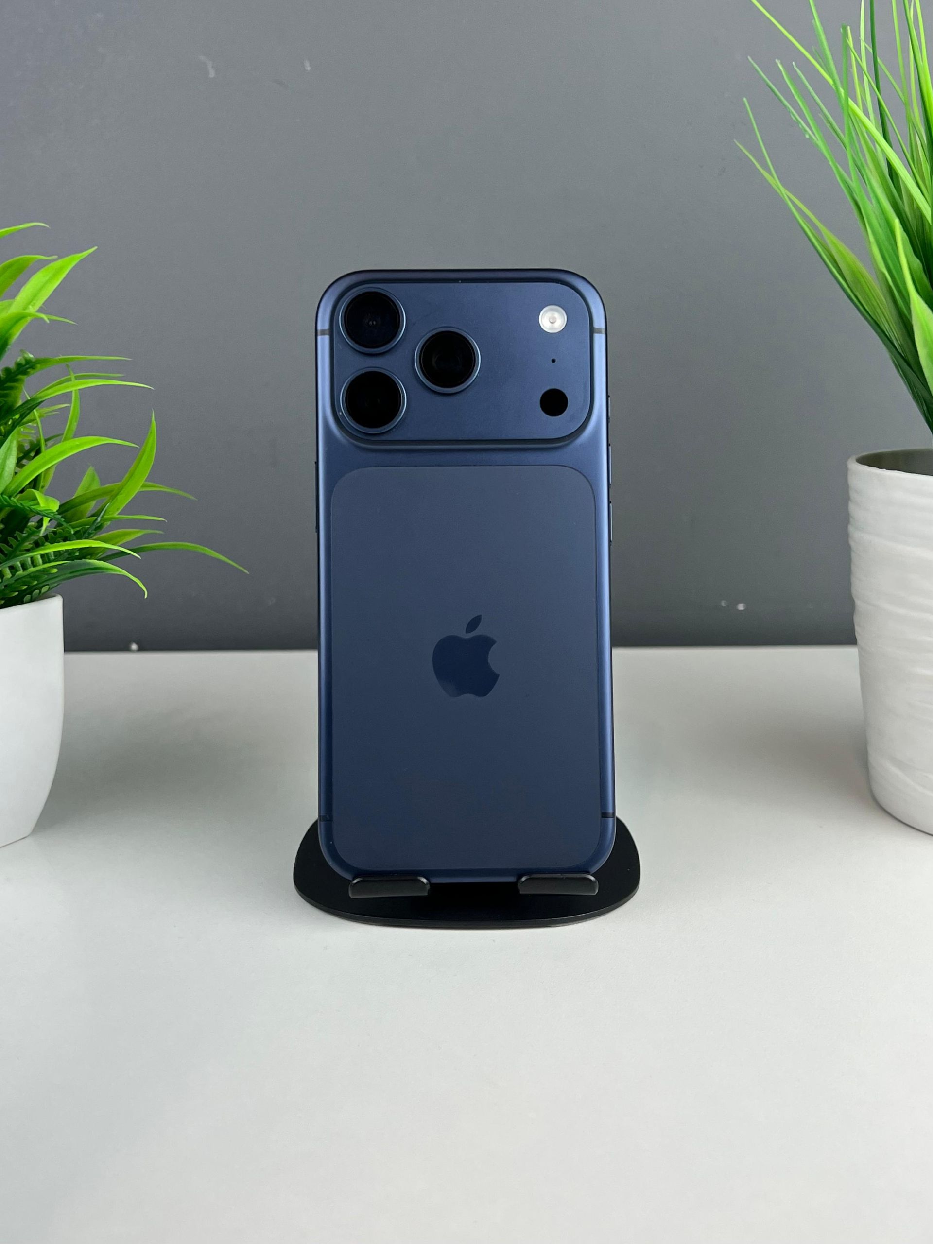 iphone 17 pro 8/128 black titanium (б/у)